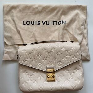 LOUIS VUITTON 
Empreinte Pochette Metis Creme